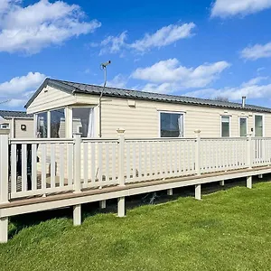brilliant-8-berth-caravan-for-hire-at-skipsea-sands.yorkshirehotels.net/